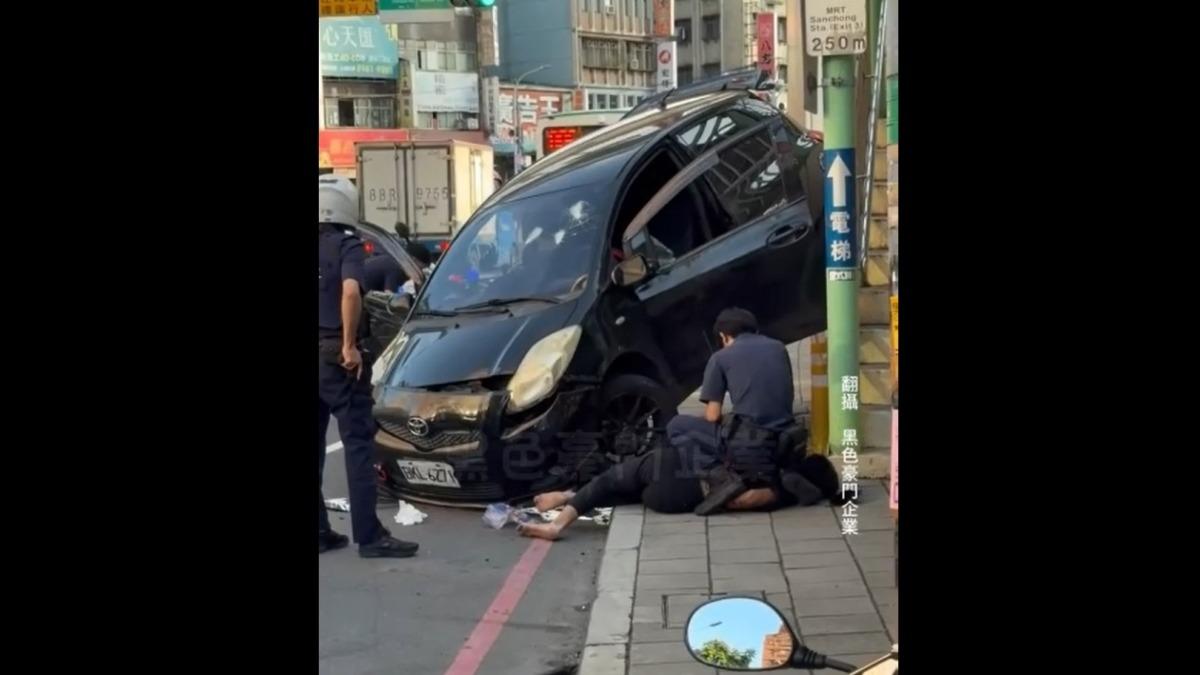警方開9槍,將駕駛拉下車逮捕。(圖/翻攝黑色豪門企業)