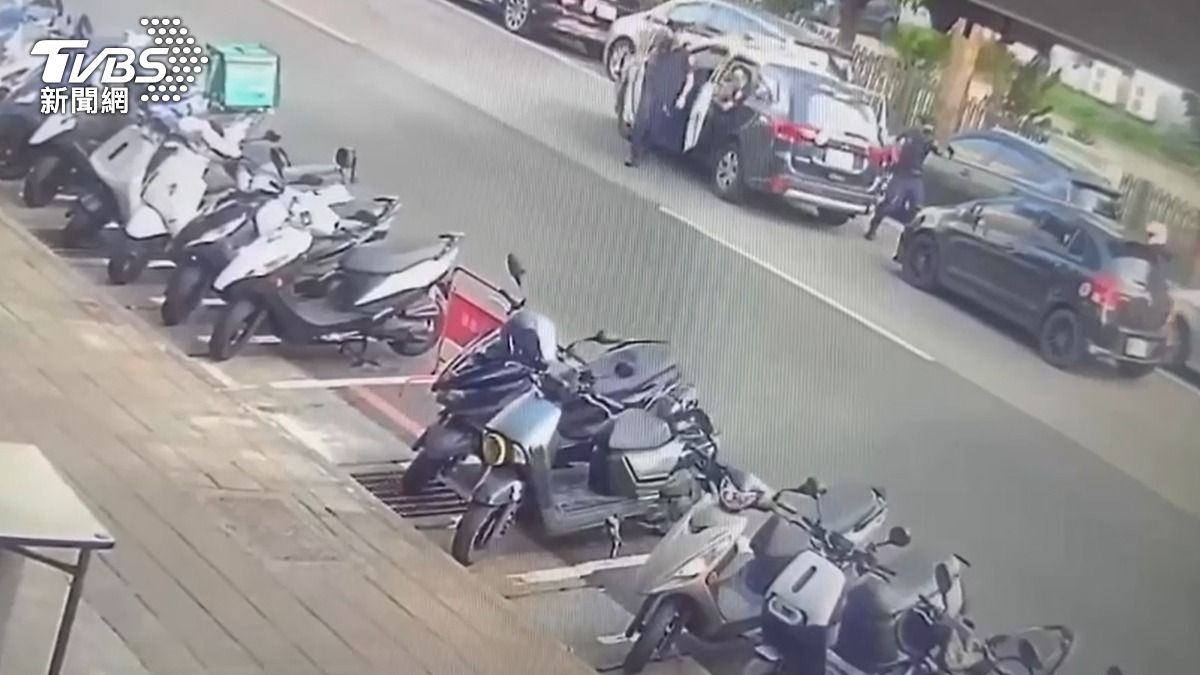 小轎車攔查不停,警方先對空鳴槍仍被其逃逸。(圖/TVBS)