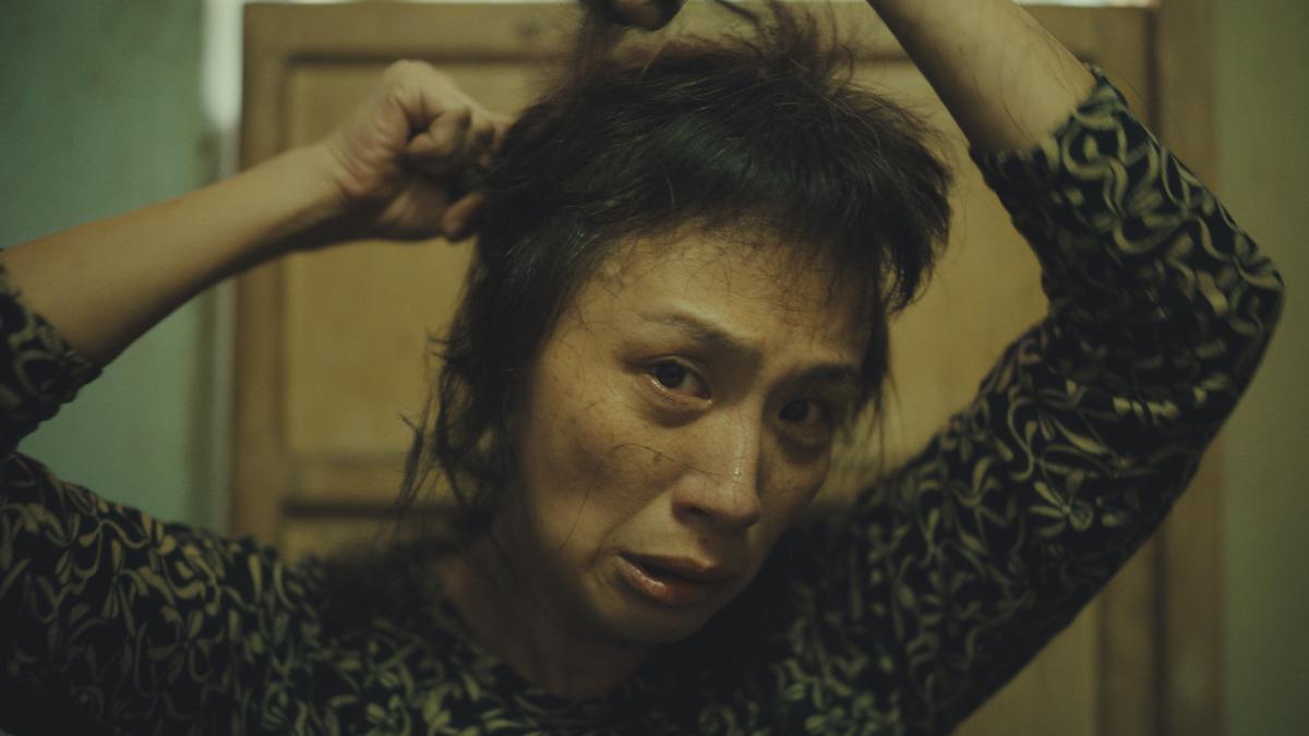 黃采儀主動要求為戲剃髮。（圖／客家電視台提供）