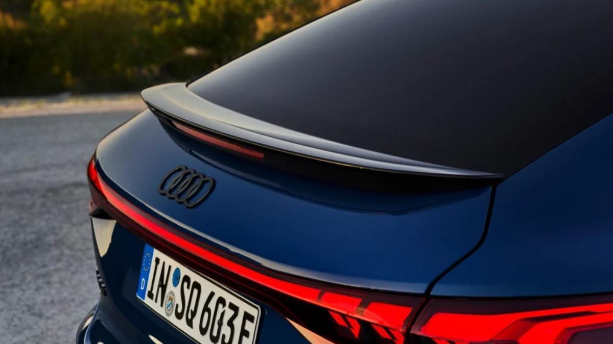 除了斜背線條,Q6 Sportback e-tron後擋風玻璃下方還設計有導流尾翼。(圖/ Audi)