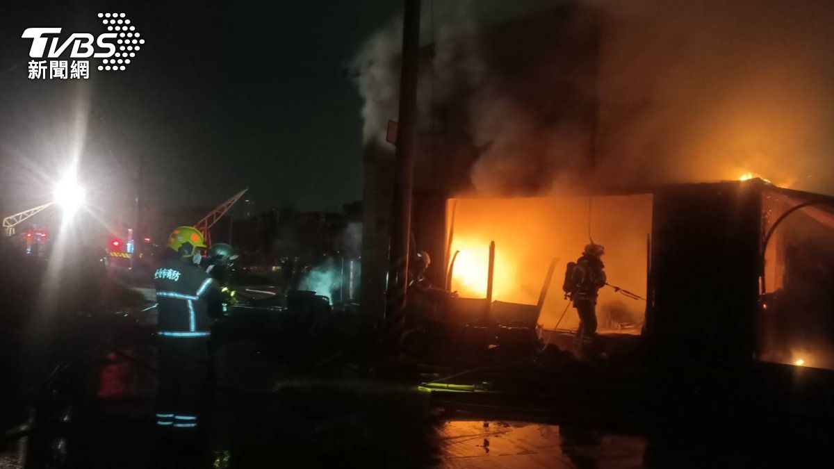台南鯤鯓路「鐵皮屋起火」狂冒濃煙!12車24人搶救 無人傷亡