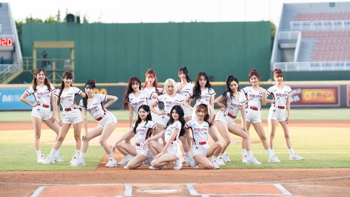 樂天女孩開場表演照。(圖/樂天桃猿提供)