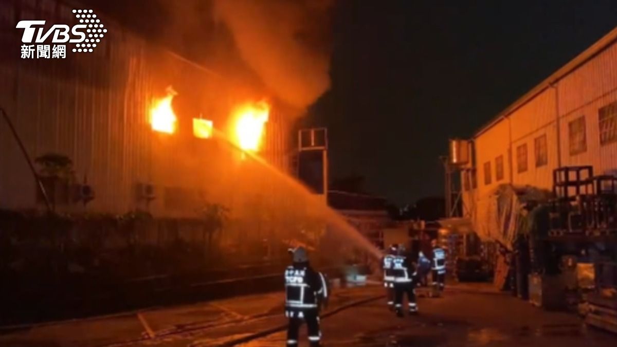 快訊/台中泡棉工廠悶燒1小時竄火舌 囤放「甲苯」恐釀爆炸