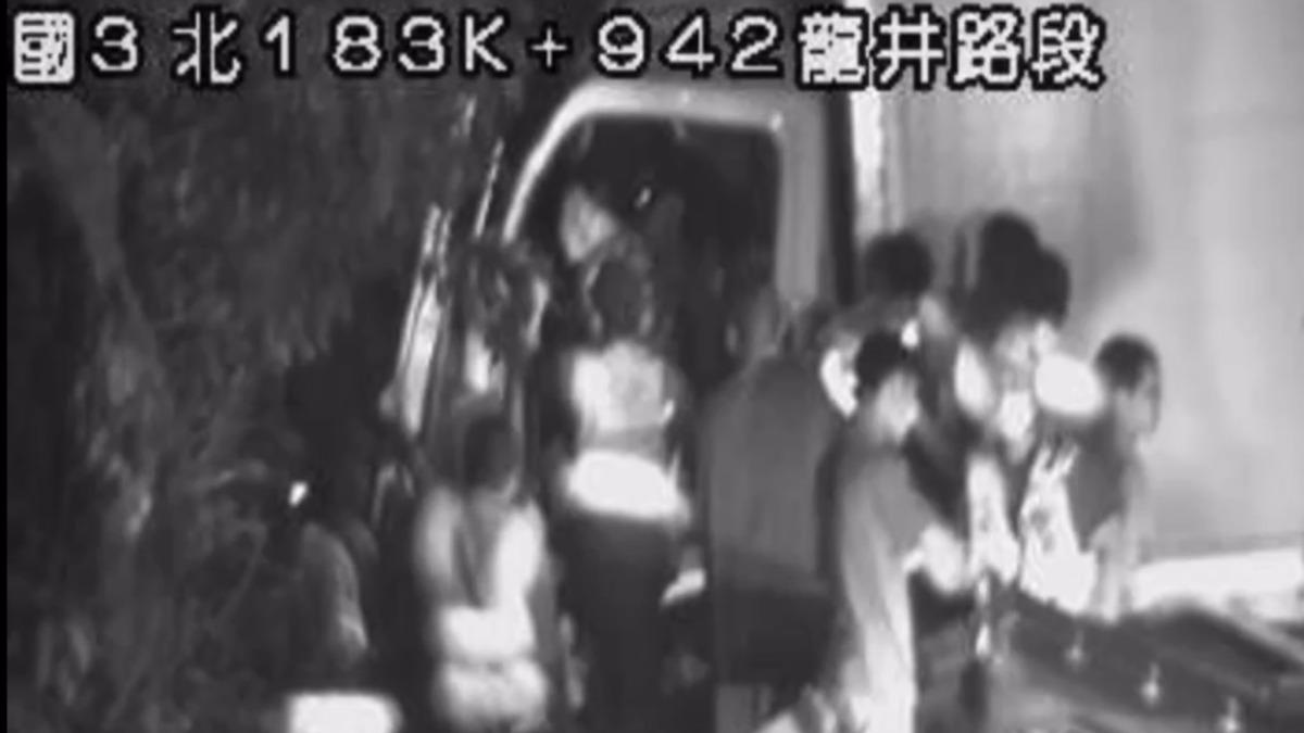 國3龍井段5車事故!貨車卡護欄又遭撞「駕駛受困」 轎車毀變形