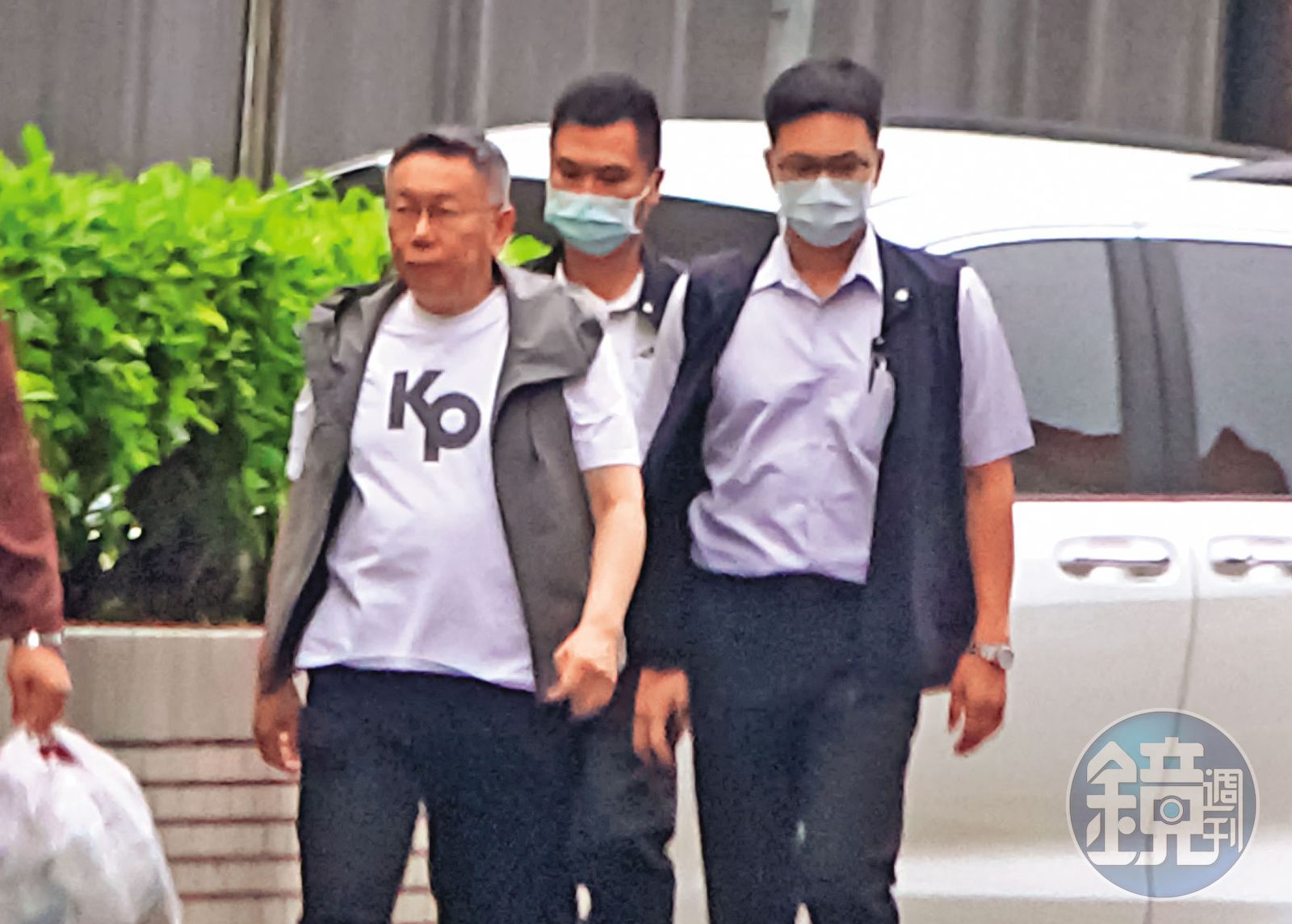 2023/06/29 18:13柯文哲(左)在隨扈(右)及林傳芳(中)陪同下密訪揭弊協會張晉源。(圖/鏡週刊)
