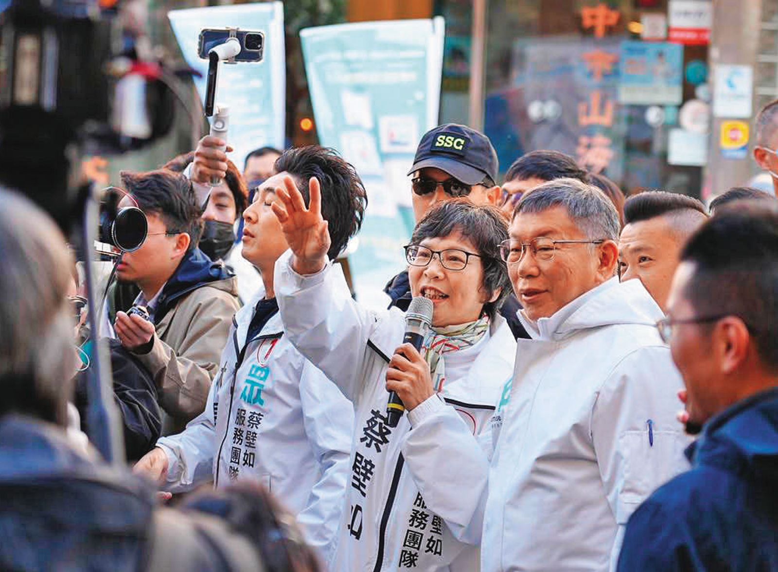 蔡壁如(右3)與柯文哲(右2)曾密不可分,她也接獲朱亞虎告知「7人210好了,感謝560」。(圖/翻攝蔡壁如臉書)