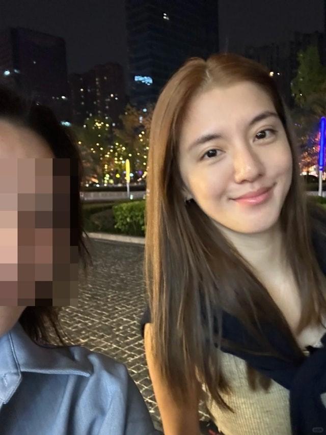 網友在街頭偶遇素顏的吳千語，一樣應要求合照非常親民。（圖／翻攝自IG@karena_ngs）