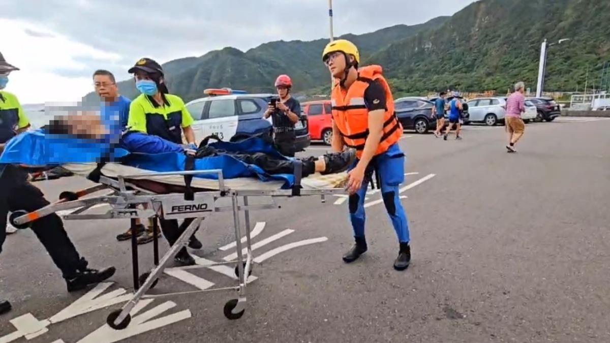 男子被救上岸後緊急送往基隆醫院。（圖／民眾提供）