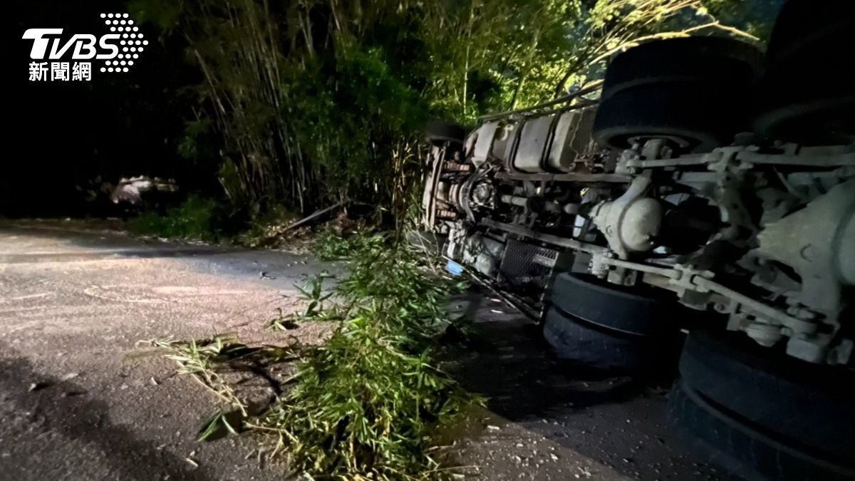 水泥車下坡失控翻覆,水泥流瀉一地。(圖/TVBS)