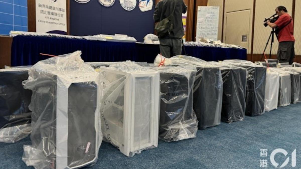 警方搗破詐騙集團,檢獲大批電腦和伺服器、手提電話、及名貴手錶等證物。(圖/香港01)