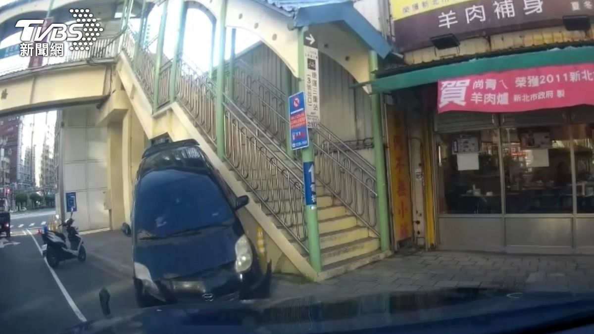 小轎車拒檢逃逸，最後失控自撞。（圖／TVBS）