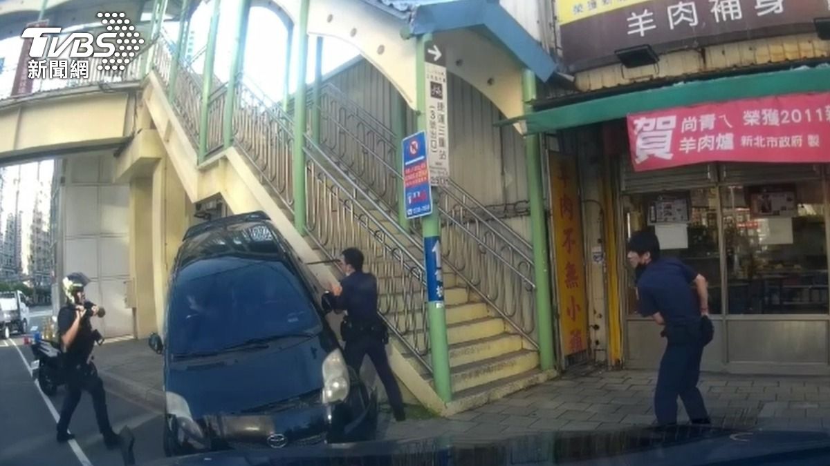 小轎車拒檢逃逸，警方連開9槍制伏。（圖／TVBS）