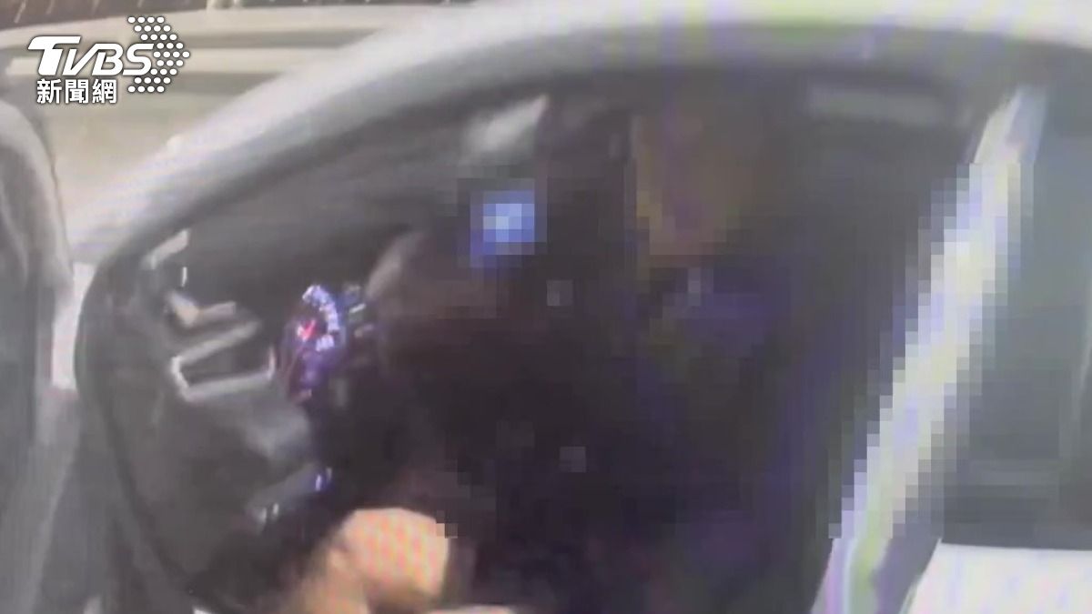 周男酒駕自撞爆胎，遭警員拉下車壓制逮捕。（圖／TVBS）