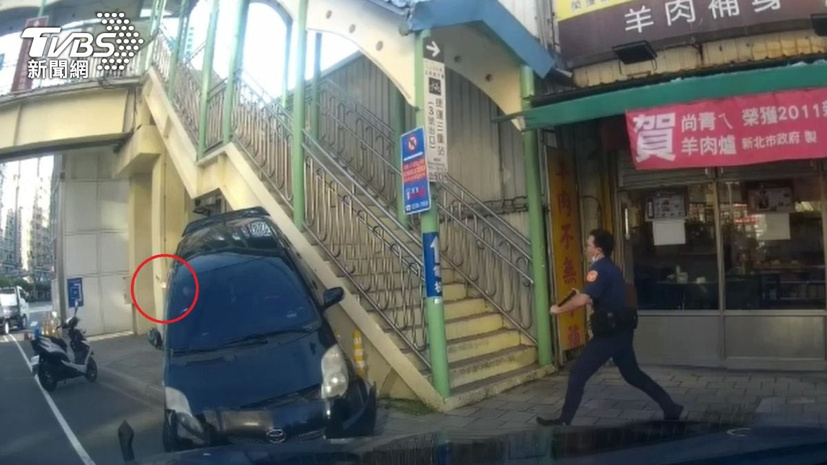 朱姓通緝犯遭流彈擊中腹部,揮手投降。(圖/TVBS)