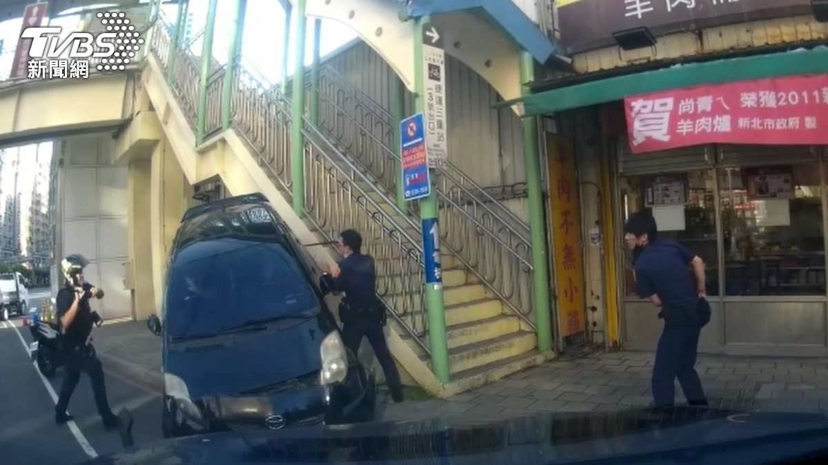 警方一擁而上逮捕2名犯嫌。(圖/TVBS)