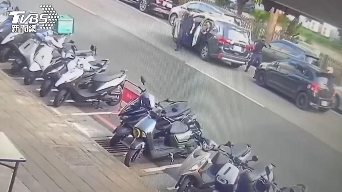 警方攔查可疑車輛,但駕駛拒檢逃逸。(圖/TVBS)