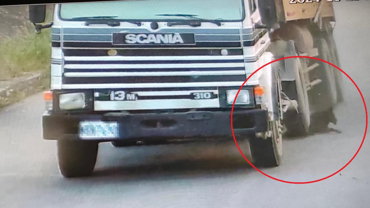 小黑狗慘死砂石車輪下。（圖／民眾提供）