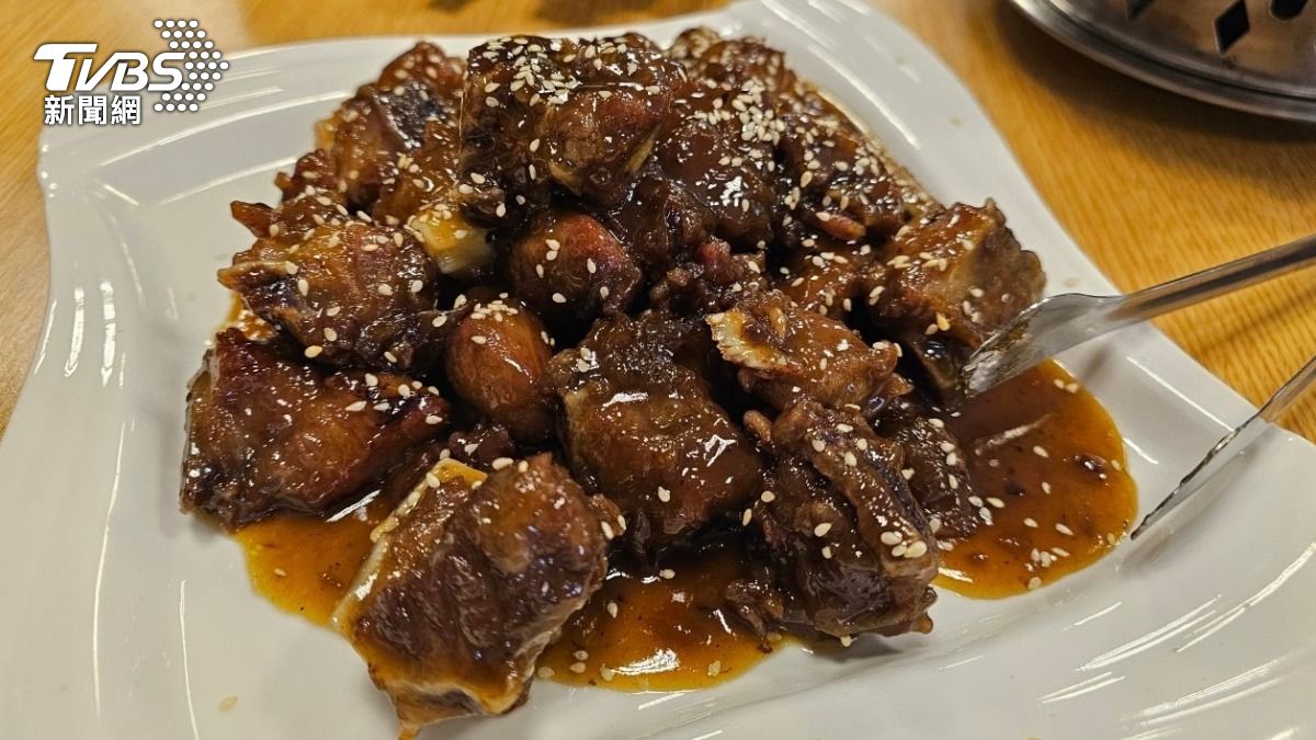 令人垂涎欲滴六龜溫泉美食料理，以寶來特產梅子入菜製作。（圖／TVBS）