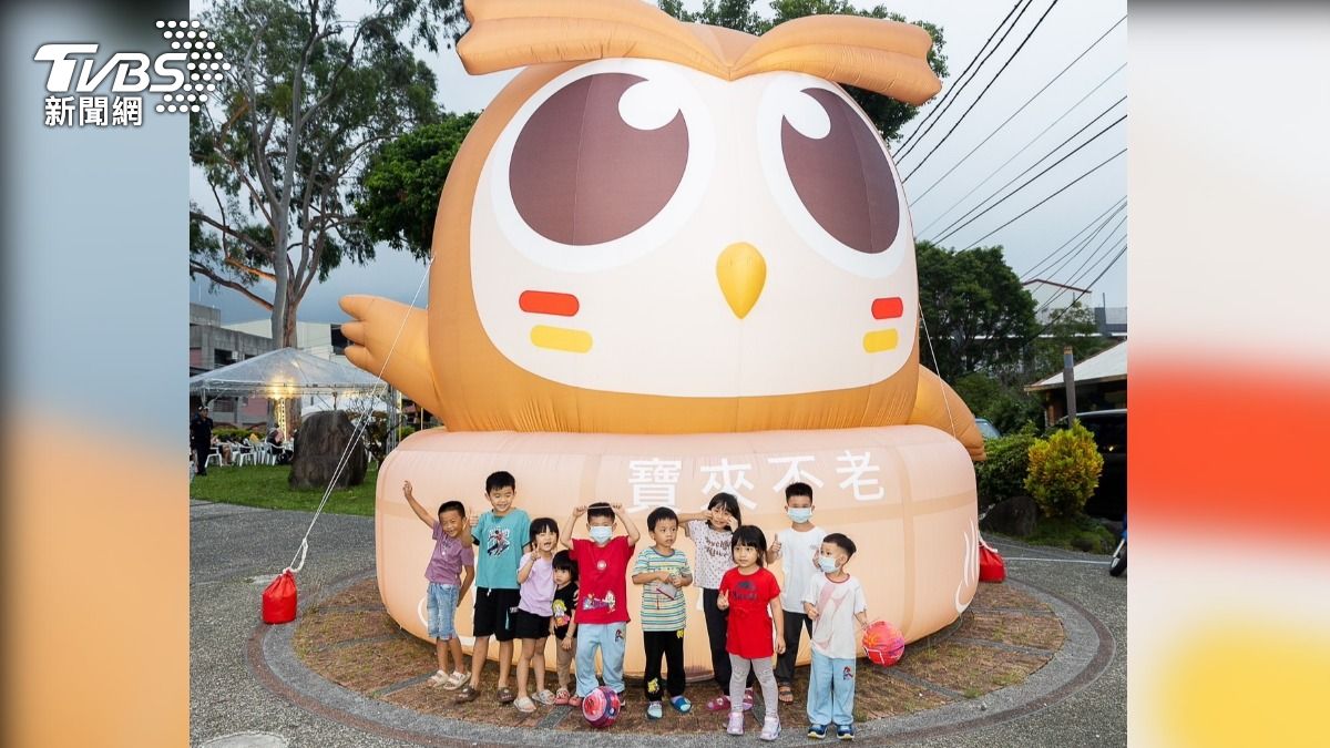 Hoki將大型充氣燈光裝置，讓許多大小朋友直呼好可愛。（圖／TVBS）