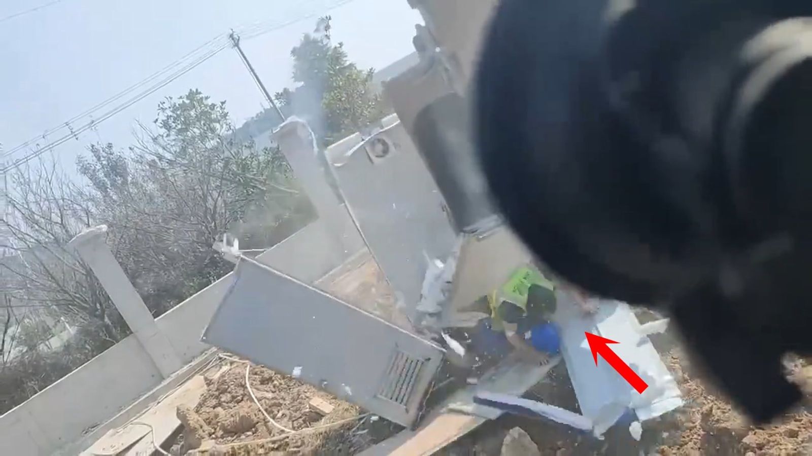 流動廁所上到一半!怪手突開挖 陸工人大號中遭爆破險「嚇屎」