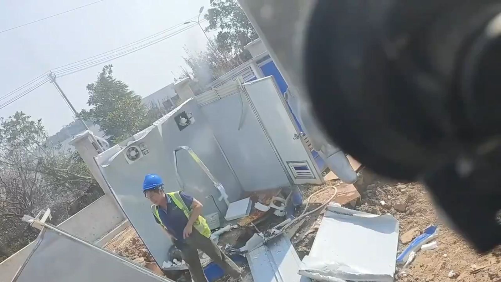 工人趕緊穿上褲子。(圖/翻攝自《網易》)