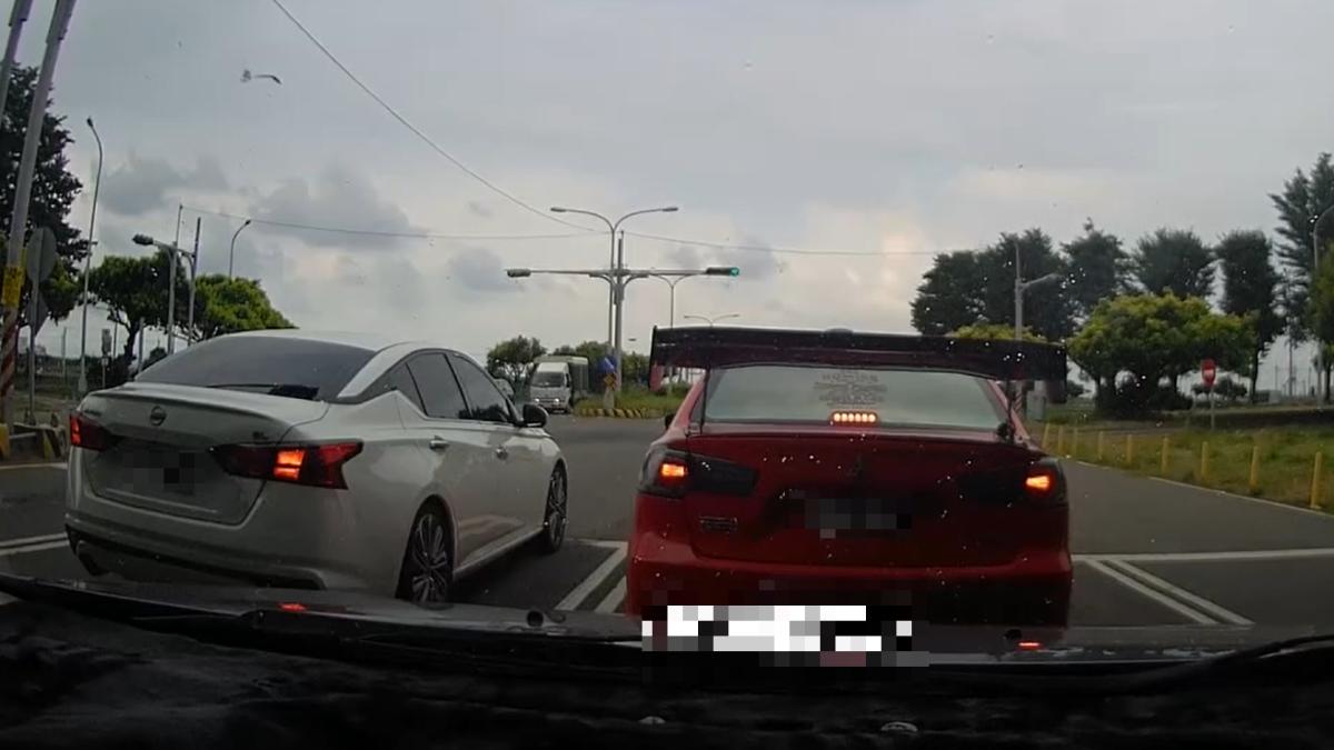 兩車對後車進行逼車。(圖/WoWtchout - 地圖型行車影像分享平台 https://linktr.ee/wowtchout)