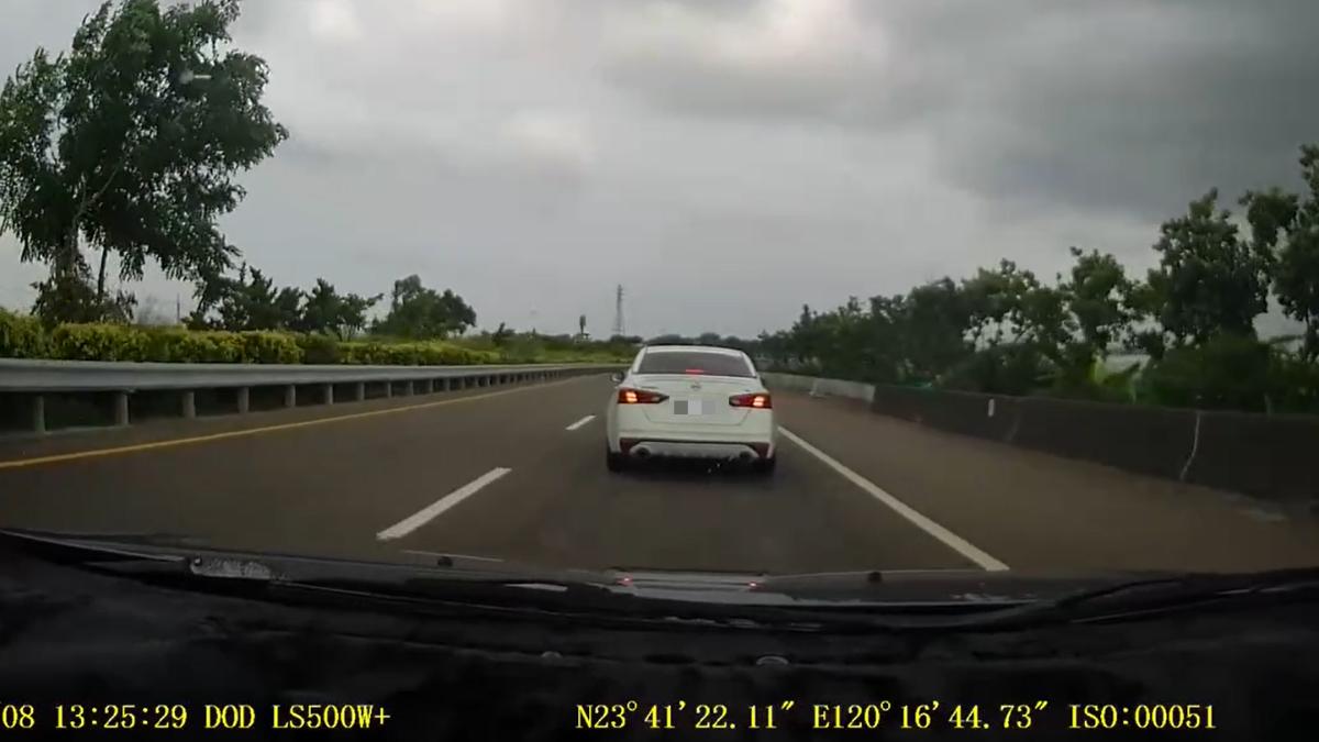 白車駕駛亮槍逼車。(圖/WoWtchout - 地圖型行車影像分享平台 https://linktr.ee/wowtchout)