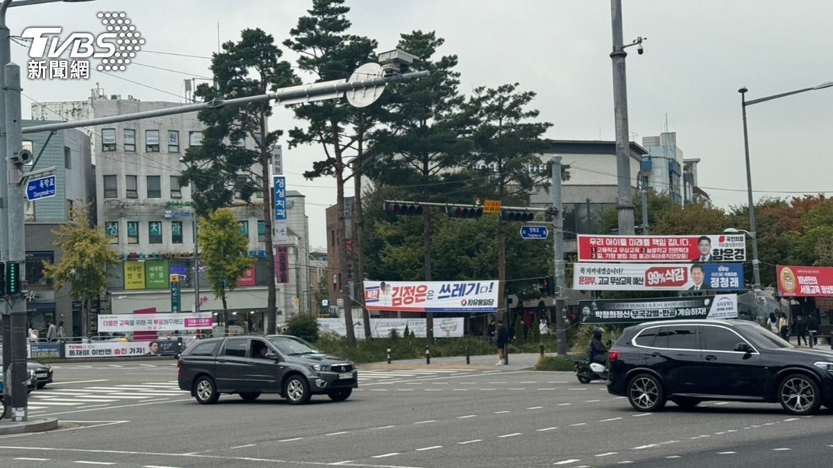北韓炸毀兩韓連接道路，讓南韓國民擺出標語，怒噴金正恩是垃圾。