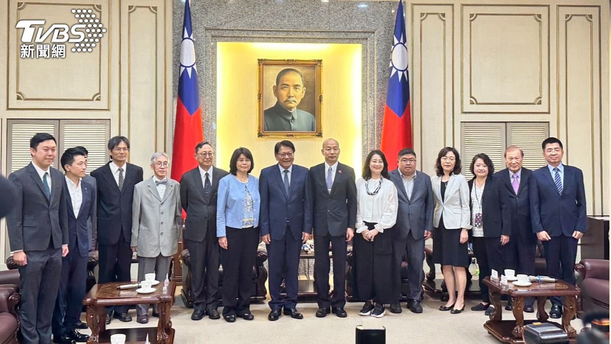 總統府秘書長潘孟安15日率領大法官提名人拜會立法院長韓國瑜。(圖/潘袁詩羽攝)
