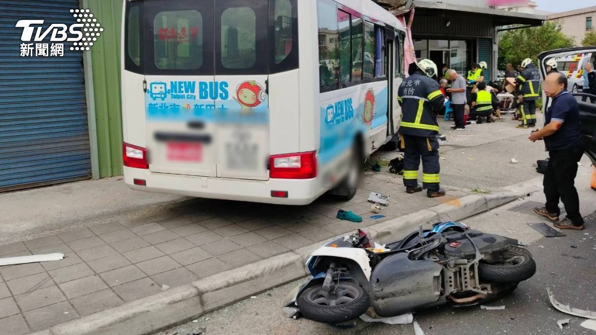 車禍現場包括公車駕駛、騎士還有行人共7人受傷。（圖／TVBS）