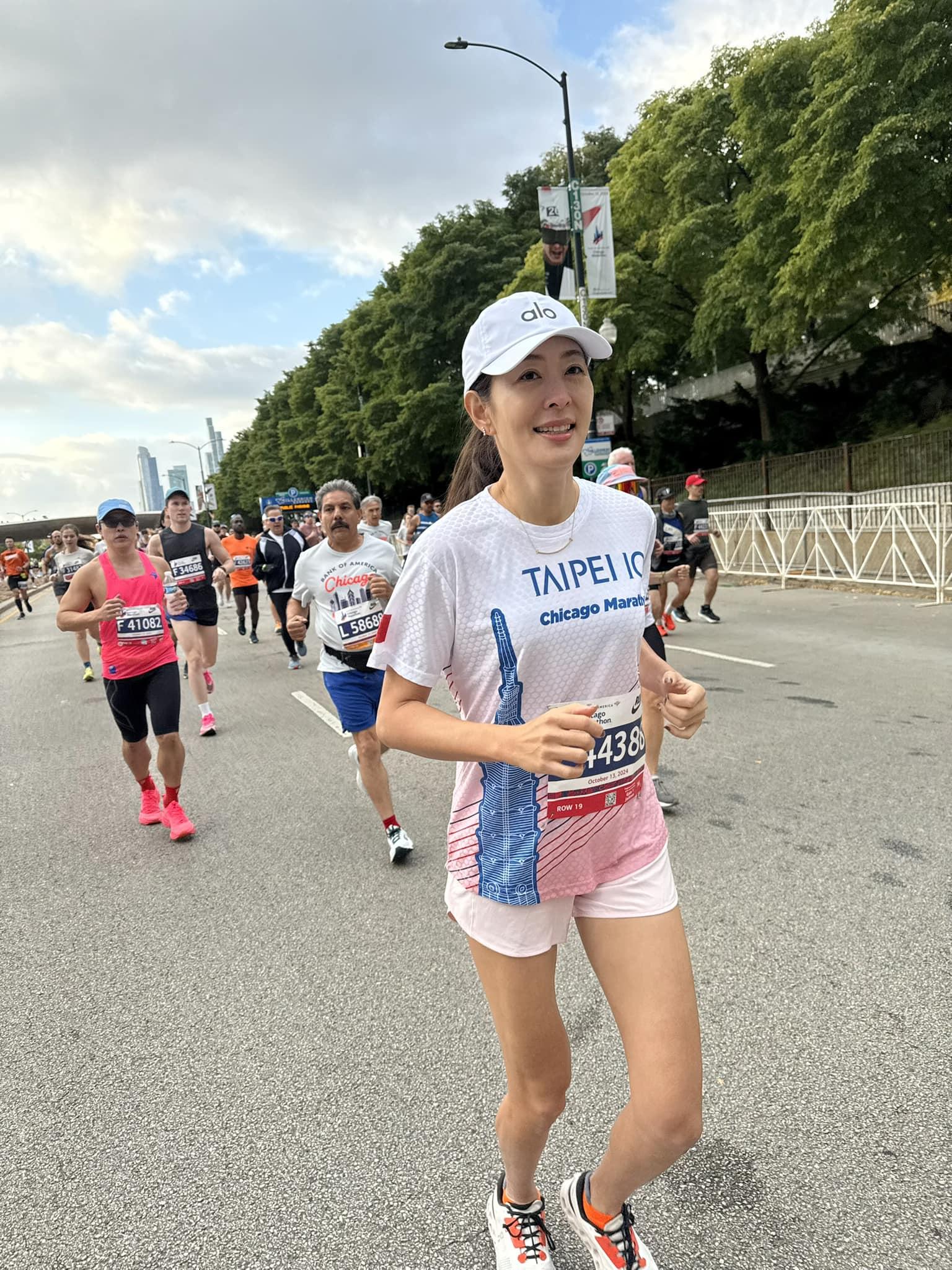 賈永婕在跑馬拉松途中,中間有許多人幫她應援。(圖/翻攝自賈永婕的跑跳人生臉書)