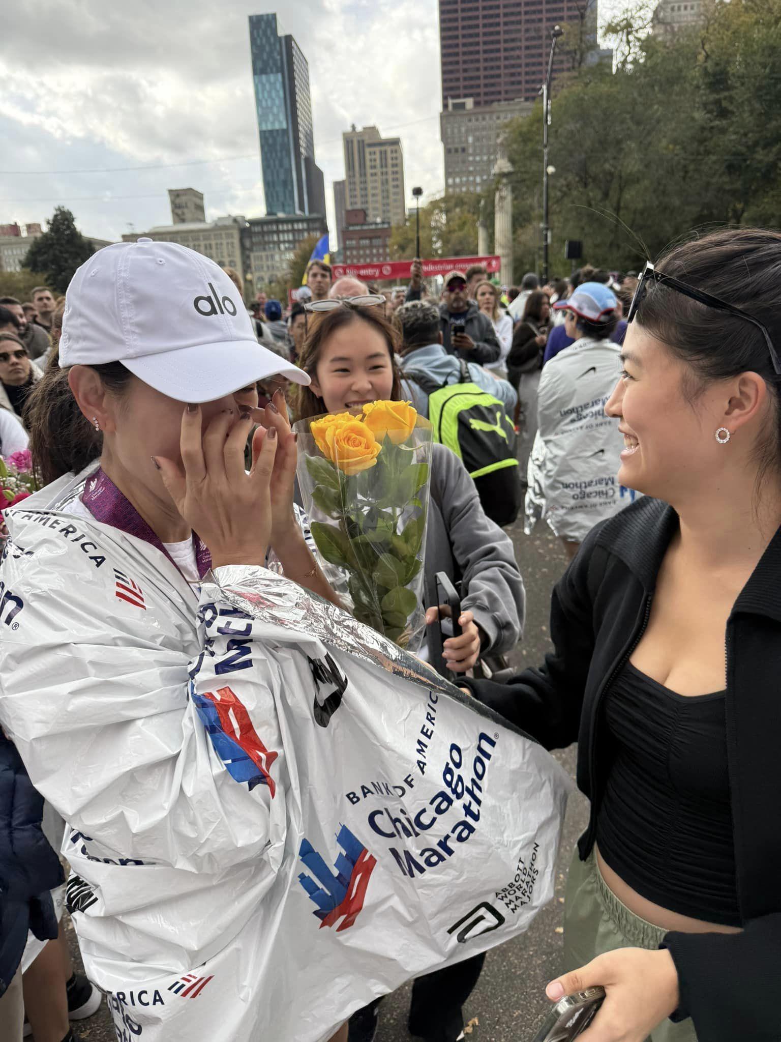 女兒特地來芝加哥為她加油,賈永婕感動落淚。(圖/翻攝自賈永婕的跑跳人生臉書)