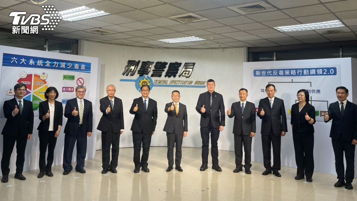 行政院政務委員林明昕、警政署副署長李政曉、新竹市警察局局長邱紹洲等人展現緝毒成果。(圖/TVBS)