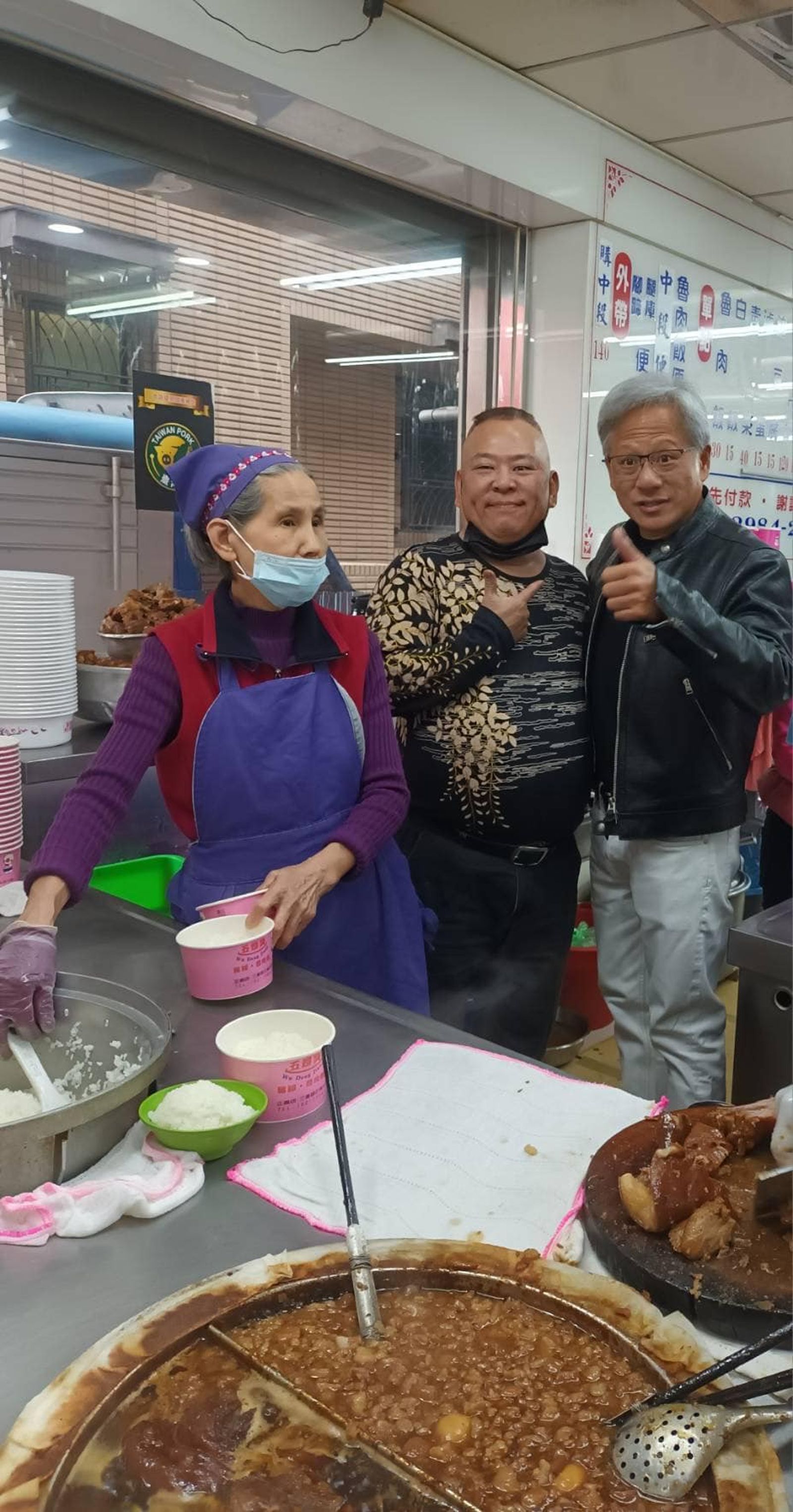 AI教父黃仁勳曾到三重的五燈獎豬腳滷肉飯。(翻攝自五燈獎豬腳魯肉飯臉書)