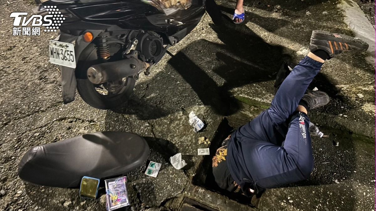 手機掉了!基隆男鑽水溝「上半身慘卡半小時」 消防4人合力拉出