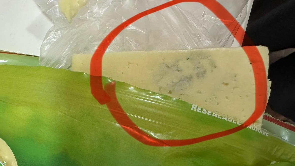 有網友發現買了好市多一款起司竟發霉。(圖/翻攝自Costco好市多 商品經驗老實說臉書社團)