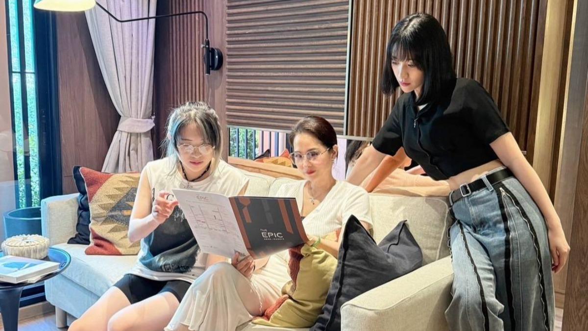 金友莊和女兒一起簽約買房。（圖／金友莊提供）