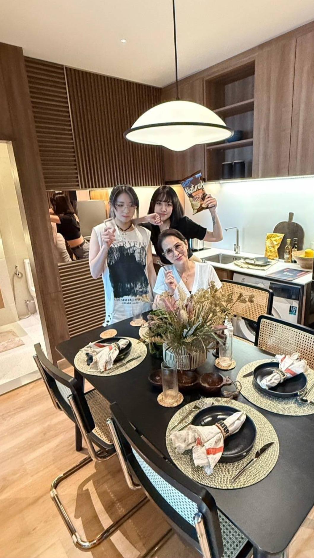 金友莊和女兒一起簽約買房。（圖／金友莊提供）