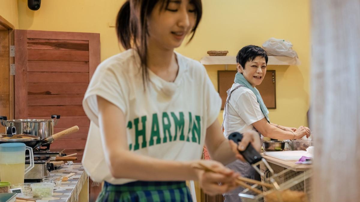 柯佳嬿差點被調離廚房。(圖/泰坦星文創影視提供)