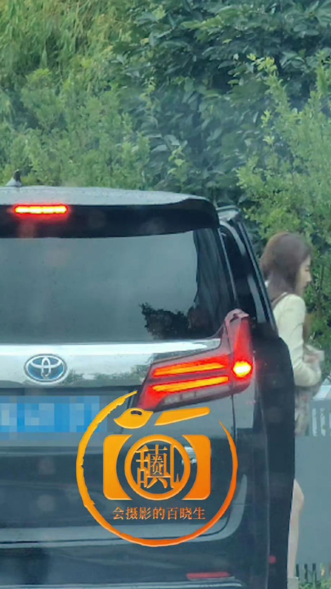 劉亦菲的保母車跟李現同款。(圖/翻攝自微博)