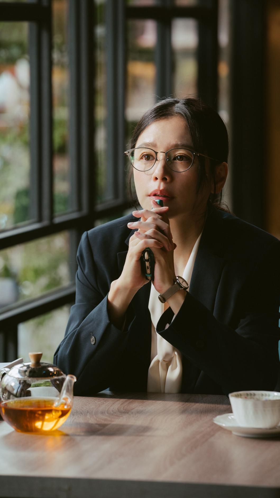 徐若瑄需要有那麼一個人接住。(圖/華納兄弟提供)