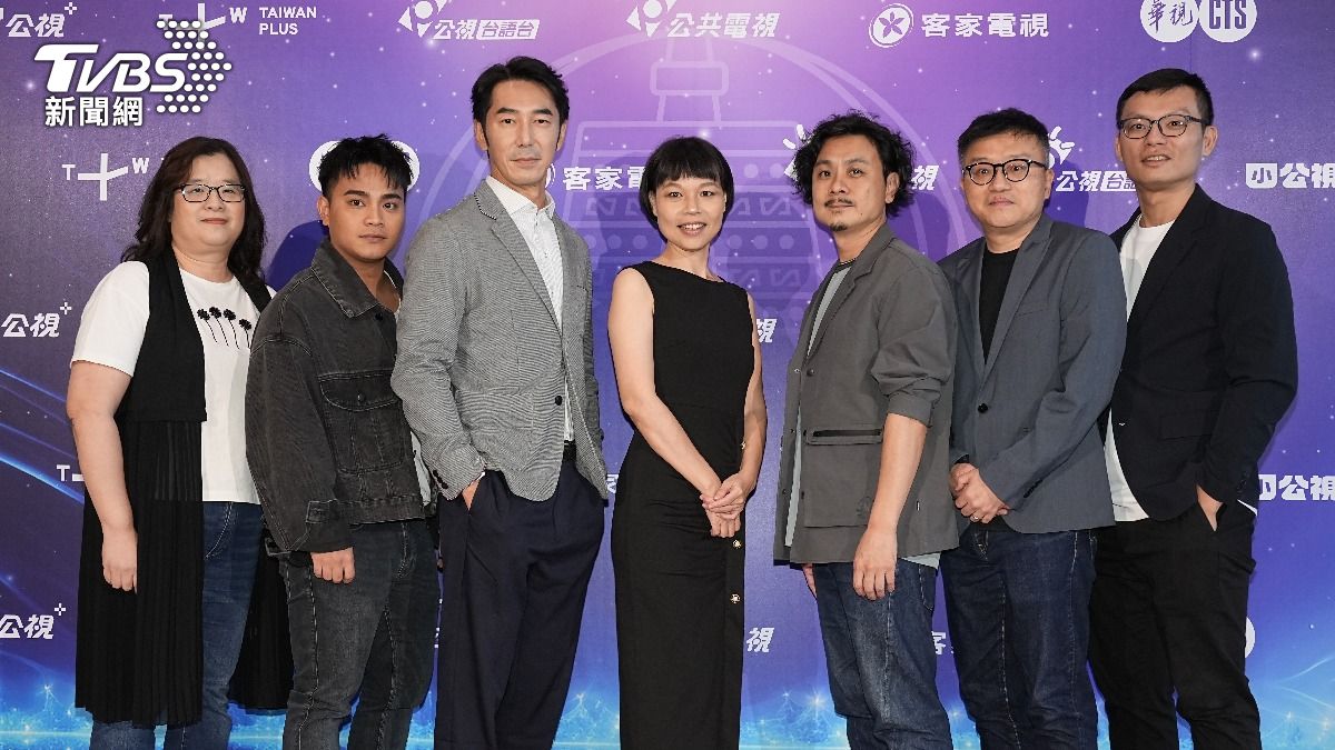 《華麗計程車行》編劇林佳慧(左起)、邱軍、李李仁、黃舒湄、導演黃常祚、莊景燊、製作人徐國倫瞄準金鐘獎。(圖/張哲鳴攝)