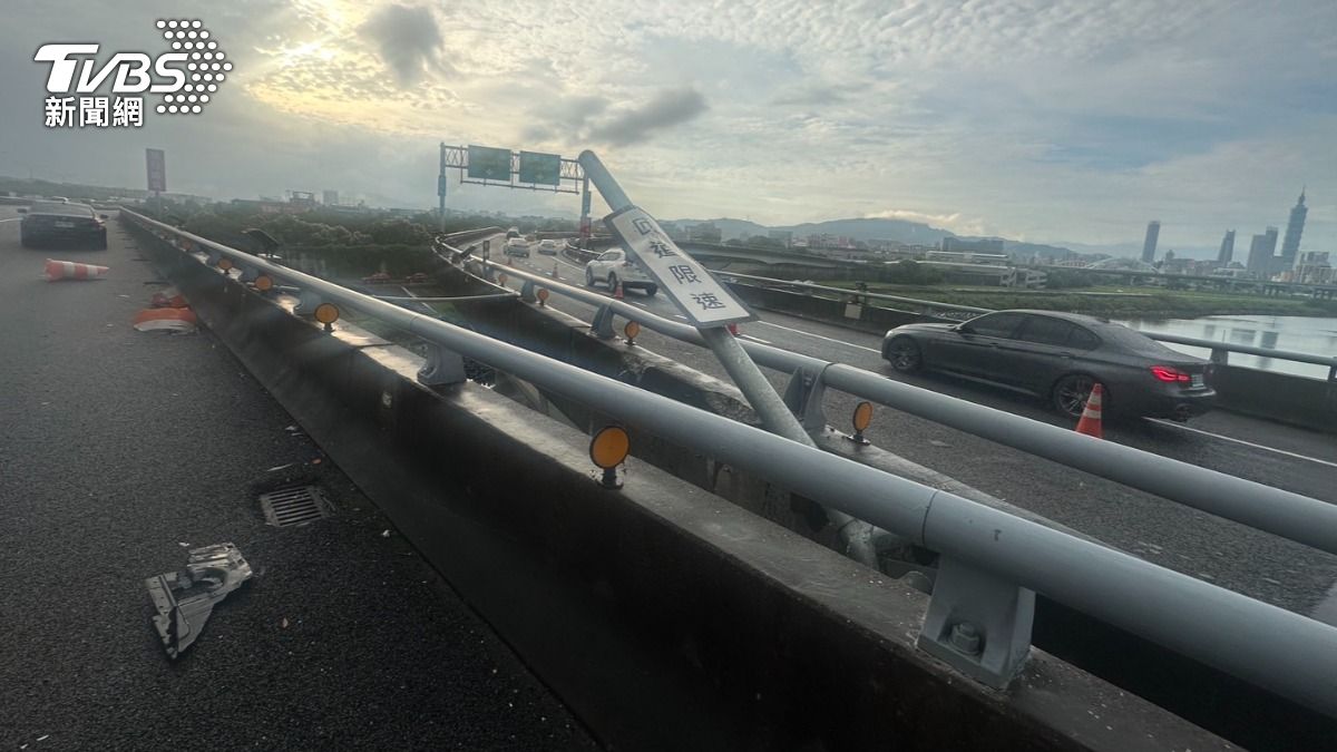 轎車不明原因衝出匝道護欄、墜入基隆河。(圖/TVBS)