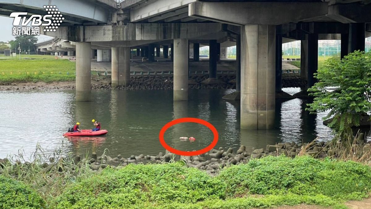 國1汐五高架轎車墜河!男衝出護欄「直掉17m」 奇蹟獲救急送醫