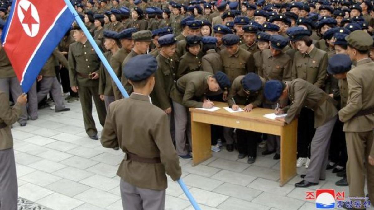 北韓官媒喊140萬青年重返參軍。(圖/翻攝自《朝中社》)