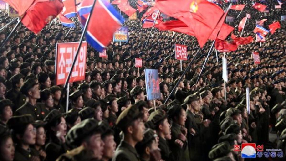 北韓官媒激昂宣傳吸引青年參軍。（圖／翻攝自《朝中社》）