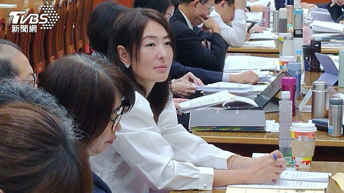 賈永婕備詢亮點!喝200元「101礦泉水」 揹12萬名牌包