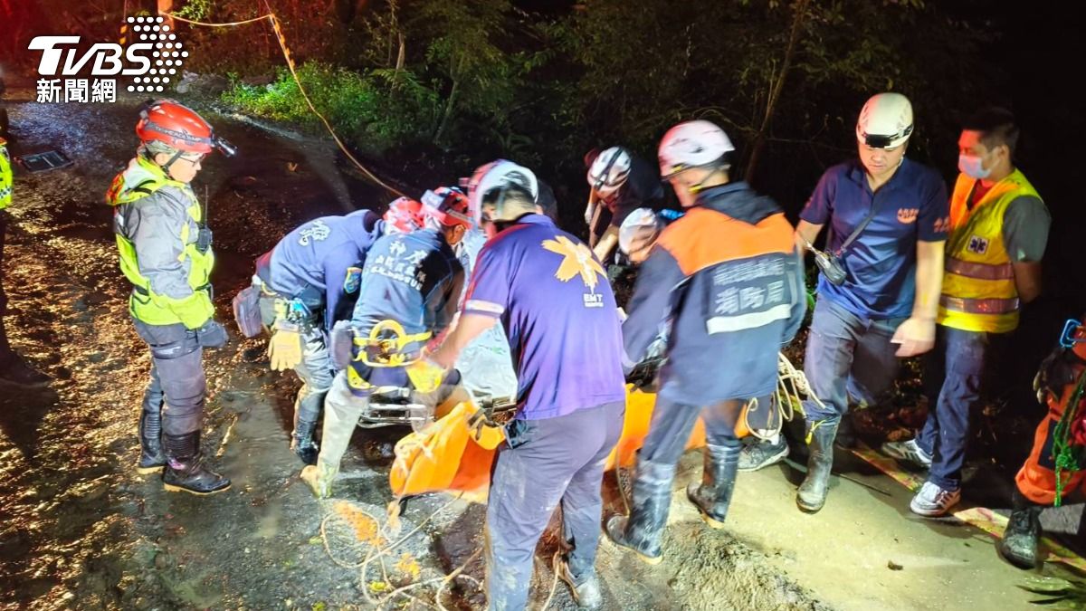 黃男不知何故,突然連人帶車墜落約60米山谷。(圖/TVBS)