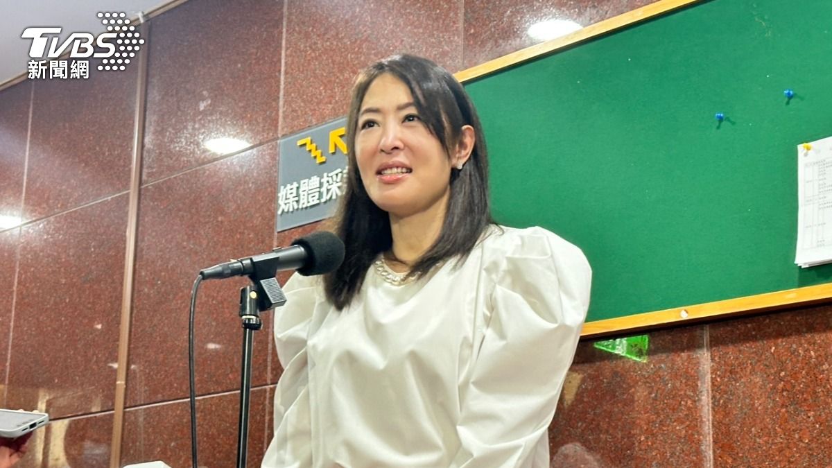 賈永婕9點被媒體請到財委會外受訪。(圖/潘袁詩羽攝)