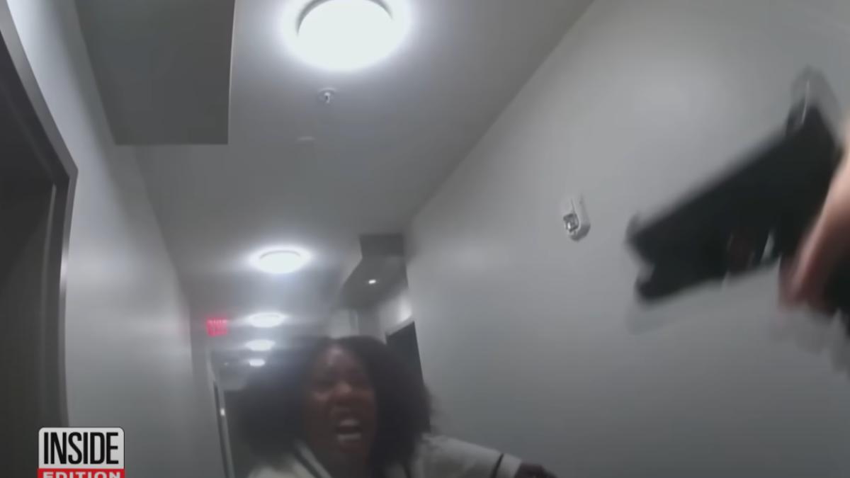 美國非裔女子持刀攻擊警察,遭警官連開3槍擊斃。(圖/翻攝自 Inside Edition YT影片)